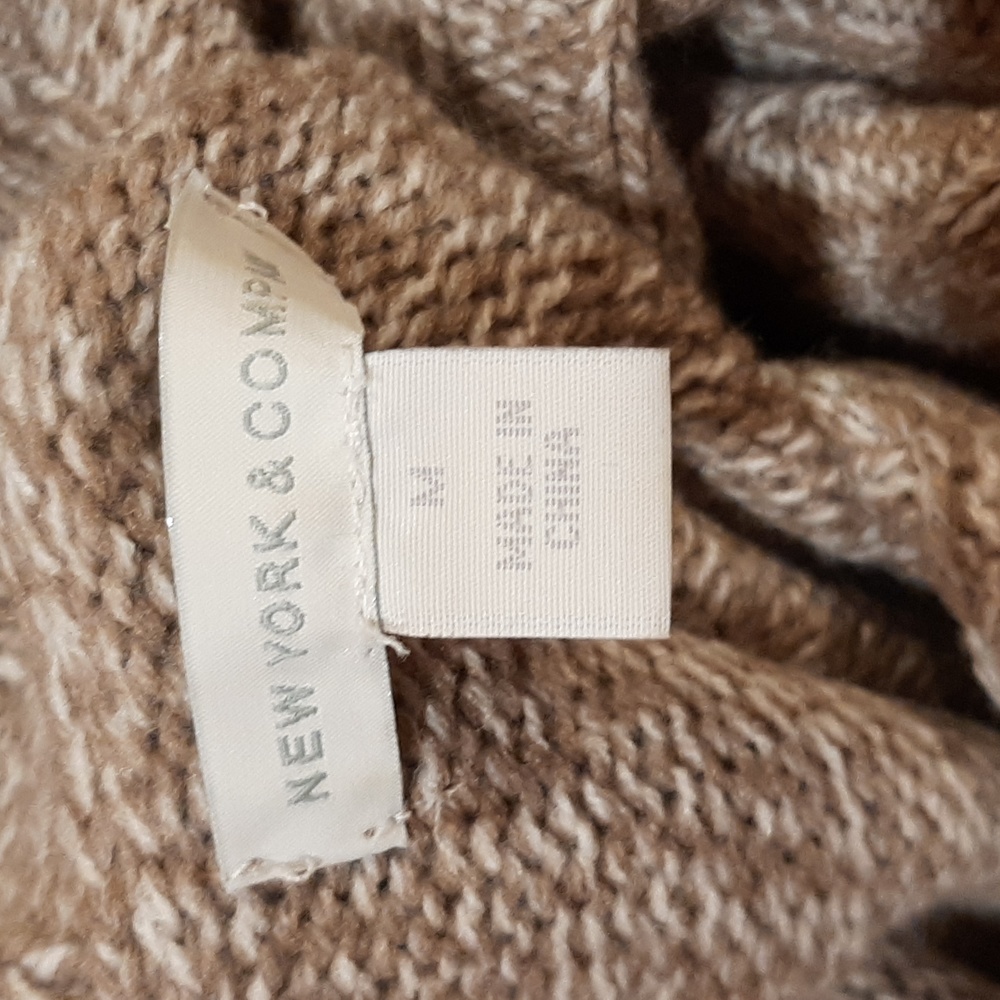 New York & Company Tan and White Short-Sleeved Turtleneck Sweater (M) - Picture 8 of 8